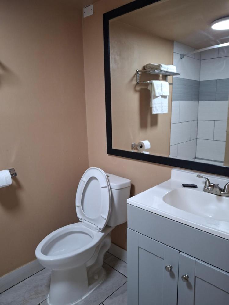 King Room - Non-Smoking interior